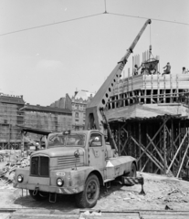 Magyarország, Budapest VII.,Budapest VIII., Baross tér, jobbra a BKV irányítótorony építése., 1969, FŐFOTÓ, BKV-szervezet, rendszám, autódaru, Budapest, Fortepan #208622