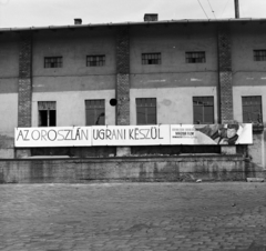 Hungary, Budapest VIII., Orczy tér, Józsefvárosi pályaudvar. A Fővárosi Moziüzemi Vállalat (FŐMO) által forgalmazott film plakátja., 1969, FŐFOTÓ, Budapest, movie poster, Fortepan #208628