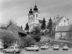 Magyarország,Balaton, Tihany, Kossuth Lajos utca, szemben a mai Borsos Miklós tér, fent a Bencés Apátság., 1968, FŐFOTÓ, templom, Volkswagen-márka, parkoló, Volkswagen Typ4, fenyőfa, Fortepan #208649