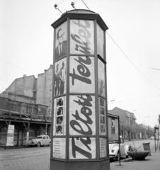 Hungary, Budapest IV., Árpád út, a Fővárosi Moziüzemi Vállalat (FÖMO) által forgalmazott film hirdetése. A túloldalon balra az Alkotmány mozi., 1969, FŐFOTÓ, Budapest, Fortepan #208656