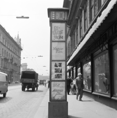 Hungary, Budapest VII.,Budapest VIII., a Thököly út, a Fővárosi Moziüzemi Vállalat (FŐMO) által forgalmazott filmek hirdetőoszlopa. Távolban a Keleti pályaudvar sziluetje a Baross téren., 1969, FŐFOTÓ, Budapest, Fortepan #208668