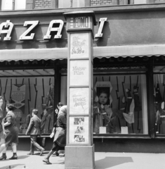 Hungary, Budapest VII., Thököly út, a Fővárosi Moziüzemi Vállalat (FŐMO) által forgalmazott filmek hirdetőoszlopa a 24-es számú ház előtt., 1969, FŐFOTÓ, Budapest, Fortepan #208669