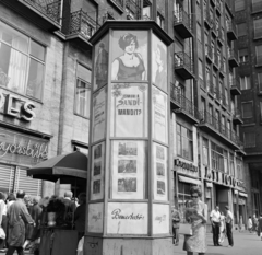 Hungary, Budapest VII., Károly (Tanács) körút a Madách Imre tér felé nézve. Előtérben a Fővárosi Moziüzemi Vállalat (FŐMO) által forgalmazott film hirdetése., 1969, FŐFOTÓ, Budapest, Fortepan #208674