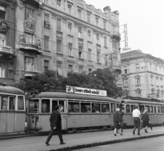 Hungary, Budapest V.,Budapest XIII., Szent István körút, villamosmegálló a Jászai Mari térnél, háttérben jobbra a Hollán Ernő (Fürst Sándor) utca. A Fővárosi Moziüzemi Vállalat (FŐMO) által forgalmazott film plakátja., 1969, FŐFOTÓ, Budapest, tram, label, pavement, passenger, Fortepan #208692