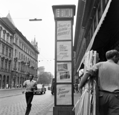 Hungary, Budapest VII.,Budapest VIII., a Thököly út, a Fővárosi Moziüzemi Vállalat (FŐMO) által forgalmazott filmek hirdetőoszlopa. Távolban a Keleti pályaudvar sziluetje a Baross téren., 1969, FŐFOTÓ, Budapest, Fortepan #208693