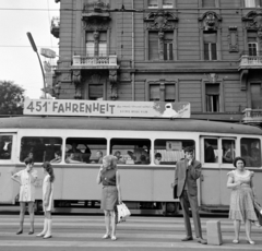 Hungary, Budapest V.,Budapest XIII., Szent István körút, gyalogátkelő a Jászai Mari térnél, a villamoson a Fővárosi Moziüzemi Vállalat (FŐMO) által forgalmazott film plakátja. Háttérben a Szent István körút 2-es számú ház., 1969, FŐFOTÓ, Budapest, Best of, movie poster, boots, neon sign, tram, crosswalk, Fortepan #208695