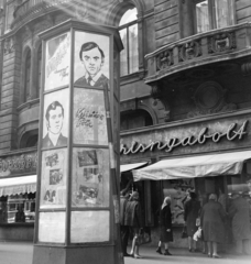 Hungary, Budapest VII., Erzsébet (Lenin) körút, a Fővárosi Moziüzemi Vállalat (FŐMO) által forgalmazott film hirdetése a 32-es számú ház előtt., 1969, FŐFOTÓ, Budapest, Fortepan #208703