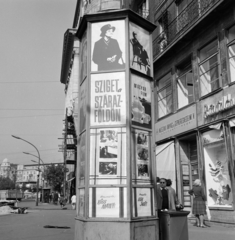 Hungary, Budapest VII., Károly (Tanács) körút az Erzsébet (Engels) tér felé nézve. Előtérben a Fővárosi Moziüzemi Vállalat (FŐMO) által forgalmazott film hirdetése., 1969, FŐFOTÓ, Budapest, Fortepan #208712