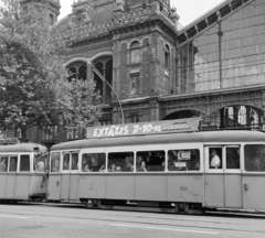 Hungary, Budapest VI., Teréz (Lenin) körút, háttérben a Nyugati pályaudvar. A villamoson a Fővárosi Moziüzemi Vállalat (FŐMO) által forgalmazott film plakátja., 1969, FŐFOTÓ, Budapest, Fortepan #208741