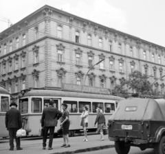 Hungary, Budapest V.,Budapest XIII., Szent István körút, villamosmegálló a Jászai Mari térnél, a villamoson a Fővárosi Moziüzemi Vállalat (FŐMO) által forgalmazott film plakátja. Háttérben balra a Hollán Ernő (Fürst Sándor) utca., 1969, FŐFOTÓ, Budapest, tram, pavement, passenger, tram stop, Fortepan #208759