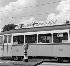 Hungary, Budapest V.,Budapest XIII., gyalogátkelő a Jászai Mari tér - Szent István körút találkozásánál, a villamoson a Fővárosi Moziüzemi Vállalat (FŐMO) által forgalmazott film plakátja., 1969, FŐFOTÓ, tram, Budapest, movie poster, Fortepan #208765