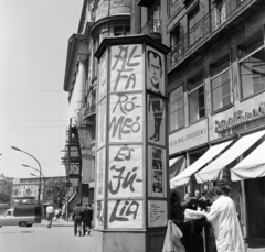 Hungary, Budapest VII., Károly (Tanács) körút az Erzsébet (Engels) tér felé nézve. Előtérben a Fővárosi Moziüzemi Vállalat (FŐMO) által forgalmazott film hirdetése., 1969, FŐFOTÓ, Budapest, Fortepan #208771