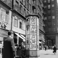 Hungary, Budapest VII., Károly (Tanács) körút a Madách Imre tér felé nézve. Előtérben a Fővárosi Moziüzemi Vállalat (FŐMO) által forgalmazott film hirdetése., 1969, FŐFOTÓ, Budapest, Fortepan #208778