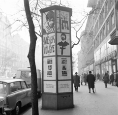 Magyarország, Budapest VII., Erzsébet (Lenin) körút a Dohány utca felé nézve. Előtérben a Fővárosi Moziüzemi Vállalat (FŐMO) által forgalmazott film hirdetése., 1968, FŐFOTÓ, Budapest, Fortepan #208791