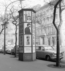 Magyarország, Budapest VII., Erzsébet (Lenin) körút, a Fővárosi Moziüzemi Vállalat (FŐMO) által forgalmazott film hirdetése. Balra a háttérben a Wesselényi utca torkolata., 1968, FŐFOTÓ, Budapest, Fortepan #208793