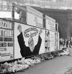 Magyarország, Budapest I., Clark Ádám tér, az Alagút előtt. A palánkon a Fővárosi Moziüzemi Vállalat (FŐMO) által forgalmazott film plakátja., 1970, FŐFOTÓ, Budapest, filmplakát, fürdőruha, karikatúra, Fortepan #208819