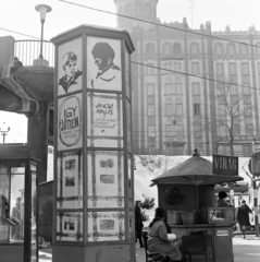 Magyarország, Budapest II.,Budapest XII., Széll Kálmán (Moszkva) tér, a Fővárosi Moziüzemi Vállalat (FŐMO) által forgalmazott film hirdetése. Háttérben a Postapalota., 1970, FŐFOTÓ, Budapest, Fortepan #208824