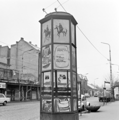 Magyarország, Budapest IV., Árpád út, a Fővárosi Moziüzemi Vállalat (FÖMO) által forgalmazott film hirdetése. A túloldalon balra az Alkotmány mozi., 1970, FŐFOTÓ, Budapest, Fortepan #208827