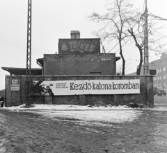 Magyarország, Budapest VIII., a Józsefvárosi pályaudvar II. számú kapuja, jobbra a Kőbányai út. A Fővárosi Moziüzemi Vállalat (FŐMO) által forgalmazott film plakátja., 1970, FŐFOTÓ, Budapest, filmplakát, Fortepan #208828