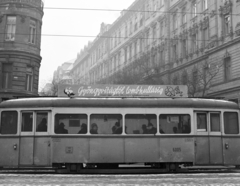 Magyarország, Budapest V.,Budapest XIII., Szent István körút, háttérben a Falk Miksa (Néphadsereg) utca. A Fővárosi Moziüzemi Vállalat (FŐMO) által forgalmazott film plakátja., 1970, FŐFOTÓ, Budapest, villamos, Fortepan #208850