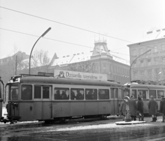 Magyarország, Budapest VIII., a József körút a Rákóczi térnél. A villamoson a Fővárosi Moziüzemi Vállalat (FŐMO) által forgalmazott film plakátja., 1970, FŐFOTÓ, Budapest, Fortepan #208854