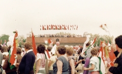 Magyarország, Budapest XIV., Ötvenhatosok tere (Felvonulási tér), május 1- i felvonulás, dísztribün., 1980, Vedres Ági, színes, zászló, felvonulás, május 1, Budapest, Fortepan #20886