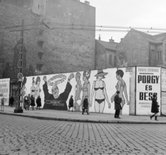 Magyarország, Budapest V., Kálvin tér, a Fővárosi Moziüzemi Vállalat (FŐMO) által forgalmazott film plakátja, jobbra a Kecskeméti utca torkolata. A tűzfalon az egykori városkapu emlékét idézi a téglából kirakott ábrázolás., 1970, FŐFOTÓ, Budapest, filmplakát, Fortepan #208862