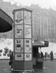 Magyarország, Budapest II.,Budapest XII., Széll Kálmán (Moszkva) tér, háttérben a Postapalota. Előtérben a Fővárosi Moziüzemi Vállalat (FŐMO) által forgalmazott film hirdetése, 1970, FŐFOTÓ, Budapest, Fortepan #208866