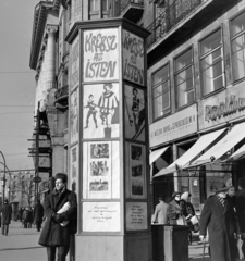 Magyarország, Budapest VII., Károly (Tanács) körút az Erzsébet (Engels) tér felé nézve. Előtérben a Fővárosi Moziüzemi Vállalat (FŐMO) által forgalmazott film hirdetése., 1970, FŐFOTÓ, Budapest, filmplakát, Fortepan #208870