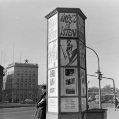 Magyarország, Budapest VII., Károly (Tanács) körút a Deák Ferenc tér felé nézve. Előtérben a Fővárosi Moziüzemi Vállalat (FŐMO) által forgalmazott film hirdetése., 1970, FŐFOTÓ, Budapest, filmplakát, Fortepan #208871