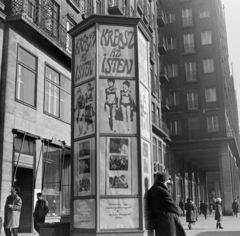 Magyarország, Budapest VII., Károly (Tanács) körút a Madách Imre tér felé nézve. Előtérben a Fővárosi Moziüzemi Vállalat (FŐMO) által forgalmazott film hirdetése., 1970, FŐFOTÓ, Budapest, filmplakát, Fortepan #208872