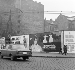 Magyarország, Budapest V., Kálvin tér, a Fővárosi Moziüzemi Vállalat (FŐMO) által forgalmazott film plakátja, jobbra a Kecskeméti utca torkolata. A tűzfalon az egykori városkapu emlékét idézi a téglából kirakott ábrázolás., 1970, FŐFOTÓ, Budapest, filmplakát, Fortepan #208907