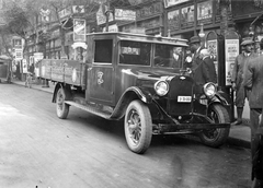 Magyarország, Budapest VI., Chevrolet Capitol márkájú tehergépkocsi az Andrássy út 15. előtt. Forrás: National Archives (USA), 1928, Négyesi Pál, plakát, amerikai gyártmány, teherautó, utcakép, életkép, hirdetőoszlop, Chevrolet-márka, rendszám, Chevrolet Capitol, Budapest, Fortepan #20891