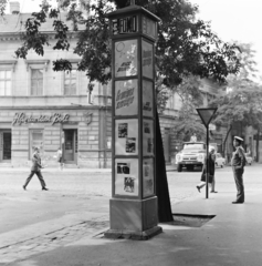 Magyarország, Budapest X., Füzér utca - Kőrösi Csoma Sándor sétány (Kőrösi Csoma Sándor út) kereszteződés. A Fővárosi Moziüzemi Vállalat (FŐMO) által forgalmazott filmek hirdetőoszlopa, az egykori kaszinó előtt., 1970, FŐFOTÓ, Budapest, Fortepan #208914