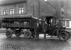 Magyarország, Budapest XIV., Kerepesi út 34., Ford Modell T teherautó. Forrás: National Archives (USA), 1927, Négyesi Pál, reklám, kirakat, amerikai gyártmány, teherautó, Ford-márka, szódás, Ford Model T, Budapest, Opál fotóműterem, autón ülni, Fortepan #20892