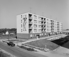 Magyarország, Budapest IV., Izzó lakótelep, Reviczky utca 40., az épület homlokzatán a Munka után hazafelé című drótgrafika (Mikus Sándor, 1970)., 1970, FŐFOTÓ, Budapest, Fortepan #208923