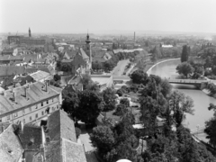 Magyarország, Győr, Káptalandomb, kilátás a Püspökvár tornyából. Középen a Bécsi kapu (Köztársaság) téren a Karmelita templom, ettől jobbra a Rába folyó feletti Kettős híd Rábán és a Radó-sziget., 1970, FŐFOTÓ, Fortepan #208940