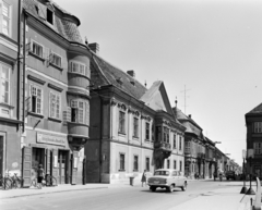 Magyarország, Győr, Széchenyi tér, balra a Stelczer Lajos utca sarkán a Vastuskós ház és a Xantus János Múzeum (Apátúr ház), jobbra a Rákóczi Ferenc utca torkolata., 1970, FŐFOTÓ, kerékpár, Fortepan #208950