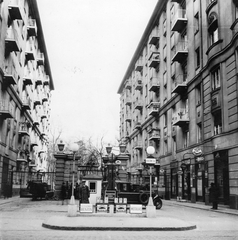 Magyarország, Budapest VII., Damjanich utca, benzinkút a 40. és 42-es számú ház között. Forrás: National Archives (USA), 1933, Négyesi Pál, benzinkút, automobil, Mobiloil-márka, Motalko, Mobil Oil, Budapest, Mobiloil-márka, Fortepan #20896