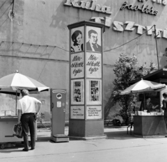 Magyarország, Budapest VIII., Kálvin tér, tűzfal a Múzeum utca és a Baross utca között, előtte a Fővárosi Moziüzemi Vállalat (FŐMO) által forgalmazott film hirdetése., 1970, FŐFOTÓ, Budapest, Fortepan #208991