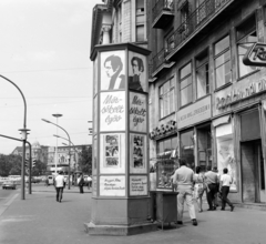 Magyarország, Budapest VII.,Budapest V., Károly (Tanács) körút az Erzsébet (Engels) tér felé nézve. Előtérben a Fővárosi Moziüzemi Vállalat (FŐMO) által forgalmazott film hirdetése., 1970, FŐFOTÓ, Budapest, Fortepan #208994