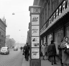 Magyarország, Budapest VII.,Budapest VIII., a Thököly út, a Fővárosi Moziüzemi Vállalat (FŐMO) által forgalmazott filmek hirdetőoszlopa. Távolban a Keleti pályaudvar sziluetje a Baross téren., 1970, FŐFOTÓ, Budapest, Fortepan #208997