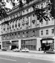 Magyarország, Budapest VII., Erzsébet (Lenin) körút 49., Royal szálló, 1970, FŐFOTÓ, Budapest, Volkswagen Typ3, Fortepan #209012