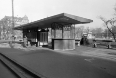 Magyarország, Budapest V., Erzsébet (Engels) tér, tejivó, cigaretta és étel automata. Jobbra a háttérben a Danubius-kút., 1965, FŐFOTÓ, büfé, ételautomata, Budapest, Fortepan #209028