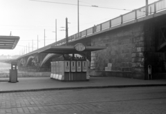 Magyarország, Budapest II., a felvétel a Margit híd budai hídfőjénél a HÉV végállomásánál készült. Cigaretta és étel automata., 1965, FŐFOTÓ, büfé, automata, ételautomata, Budapest, Közért Vállalat, Fortepan #209032