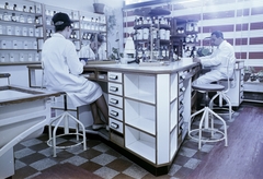 1965, FŐFOTÓ, laboratórium, patikabelső, színes, gyógyszerész, gyógyszertár, Fortepan #209043