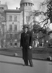 Hungary, Debrecen, Kossuth utca a Csokonai színház előtt, háttérben a Földhivatal épülete., 1936, Hegedűs Judit, portrait, hat, street view, man, Fortepan #20906