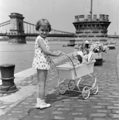 Magyarország, Budapest V., pesti alsó rakpart, háttérben a Széchenyi Lánchíd., 1966, FŐFOTÓ, Budapest, Fortepan #209066