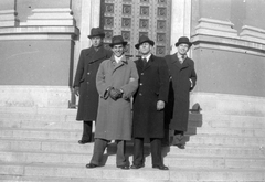 Hungary, Debrecen, Déri tér, Déri múzeum., 1936, Hegedűs Judit, hat, gate, tableau, men, stairs, museum, coat, Neo-Baroque-style, Dénes Györgyi-design, Aladár Münnich-design, hands in pockets, Fortepan #20909