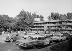 Magyarország,Balaton, Siófok, Kinizsi Pál utca 3., Vénusz Hotel., 1967, FŐFOTÓ, Volkswagen-márka, Volkswagen Bogár, Fortepan #209114